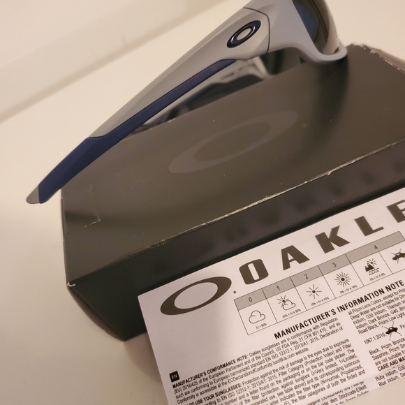 NWOT Oakley Valve Polarized Sunglasses - Picture 7 of 10